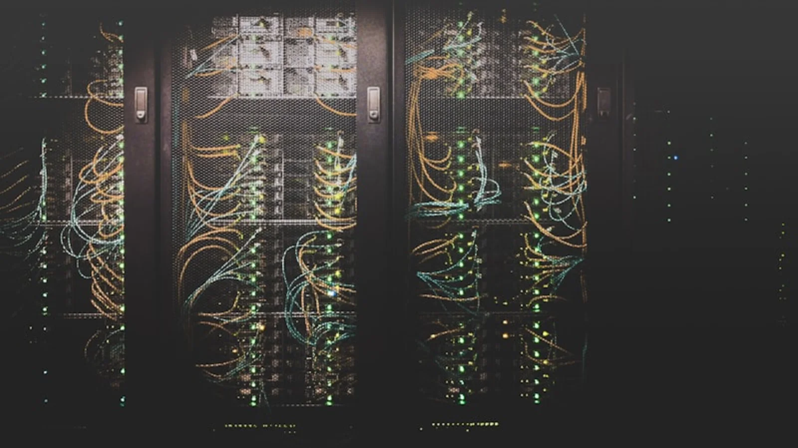 Serverrack met gekleurde glasvezelkabels netjes langs de patchpanelen geleid